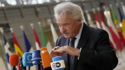 Jean Asselborn, Außenminister von Luxemburg, spricht mit Journalisten, als er zu einem Treffen der EU-Außenminister im Gebäude des Europäischen Rates eintrifft.