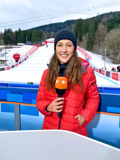 Moderatorin Lena Kesting steht für das ZDF beim Ski-Weltcup vor der Kamera.