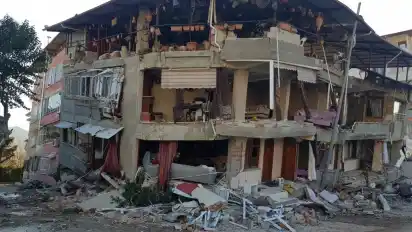 Das zerstörte Haus, in dem die Familie des Bremer Unternehmers Kenan Tiryaki gewohnt hat. Seine Angehörigen konnten sich wie durch ein Wunder unverletzt aus der Ruine befreien.