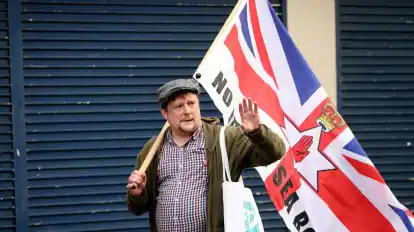 Ein einzelner Demonstrant protestiert gegen das Nordirland-Protokoll in Belfast.
