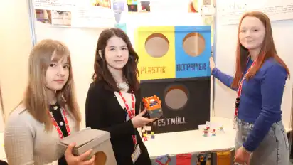 Diana Seide (von links), Paula Fabritz Lopez und Winfred Hanna Häsler vom Gymnasium an der Hamburger Straße haben sich mit Mülltrennung beschäftigt.