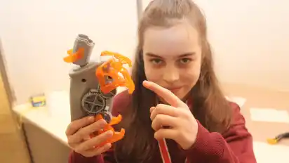 Alia Mohammed hat an einem Geckohandschuh getüftelt, um damit an Wänden hochzugehen.