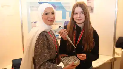 Fatima Serhan (links) und Fanny Schröder haben die Wechselwirkung eines Schilddrüsenmedikamentes und Eisen untersucht.