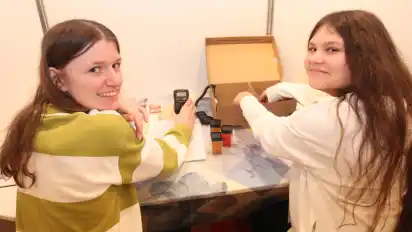 Malin Frese (links) und Bahar Lütfiye Erden haben ein Photometer gebaut und die Lichtdurchlässigkeit von Tee gemessen.