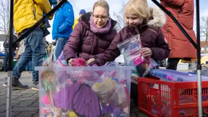 Auch Kinderspielzeug gehörte beim Flohmarkt in Thedinghausen zum Angebot.