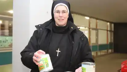 Schwester Deodata hat die Essensausgabe aufgebaut.