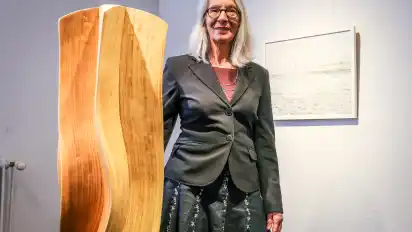 Zwei Künstlerinnen, eine Ausstellung: Bildhauerin Ulrike Gölner zeigt hölzerne Skulpturen.