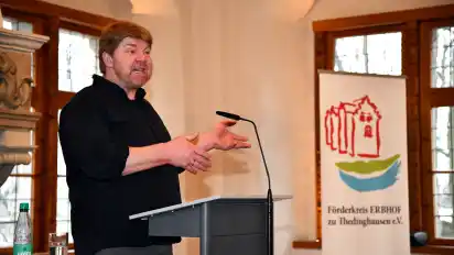 Landwirt und Humorist zugleich: Matthias Stührwoldt trat im voll besetzten Erbhofsaal auf.