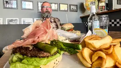 In seinem Restaurant verlangt Karsi Müller pro Gericht zwei Euro Energiepauschale.