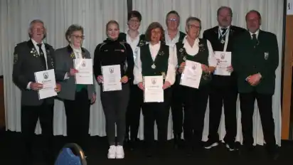 Die Geehrten des Jahres im Bezirksschützenverband Osterholz (von links) Wilfried Appel, Anita Grotheer, Kim Wedemeyer, Mareike Berger, Anke Visser, Elke Schulz, Inge Warnken und Wolfgang Kallen mit Präsident Hartmut Suhling.