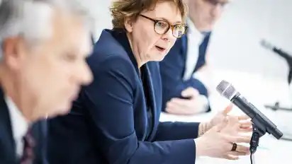 Innenministerin Behrens will den Beamtenstatus der Polizeipräsidenten ändern und gleichzeitig ihre Besoldung herunterstufen.