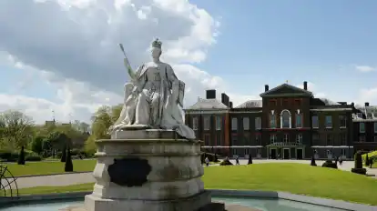 Der Kensington Palace gehört für Fans der Royals zum London-Pflichtprogramm - ab April lockt hier eine große Mode-Ausstellung.