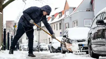 Den Gehweg vom Schnee befreien: Die Räumpflicht kann der Vermieter in Bremen auf den Mieter übertragen.