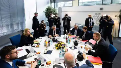 Bundesinnenministerin Nancy Faeser (2.v.l), Verdi-Chef Frank Werneke (r.), der dbb-Vorsitzende Ulrich Silberbach (M.) und weitere Teilnehmer zu Beginn der dritten Tarifverhandlungsrunde in Potsdam.