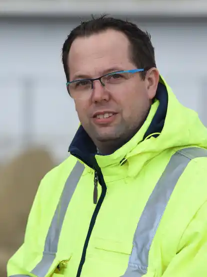 Stefan Berndt hat den Aufbau des Container-Dorfes im Blick.