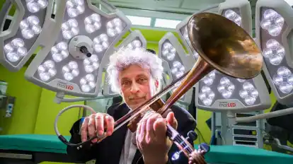 Der Musiker Henry Schneider spielt auf eigenwilligen Musikinstrumenten in einem Behandlungsraum am Nationalen Centrum für Tumorerkrankungen Dresden (NCT/UCC) im Universitätsklinikum Dresden.