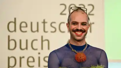 Für Kim de l'Horizon und das "Blutbuch" gab es nicht nur Lob. Kritiker meinten, sexistische und rassistische Passagen entdeckt zu haben.