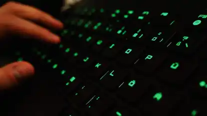 Hacker am Werk: „Es ist kein Schaden entstanden, außer dass die Webseiten zeitweise nicht erreichbar waren“ (Symbolbild).