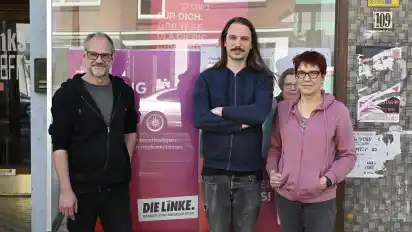 Bürgerschaftsabgeordneter Olaf Zimmer (links) und seine Unterstützer Andrea Spangenberg und Sebastian Rave vor dem Linken-Büro im Buntentor.