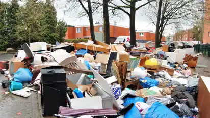 An der Drosselstraße kamen über die Osterfeiertage mehr als 55 Kubikmeter Sperrmüll zusammen. Die Aso entsorgte den Unrat am Dienstagmittag.