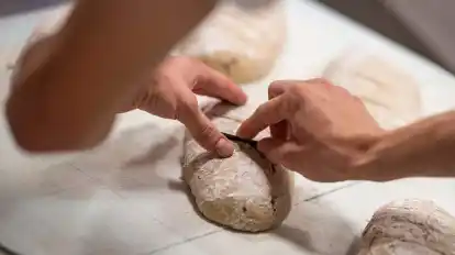 Frisches Brot gibt es trotz der Garde-Pleite weiterhin im Borgfelder Supermarkt in der Ortsmitte. Dort hat Bäckermeister Haferkamp übernommen.