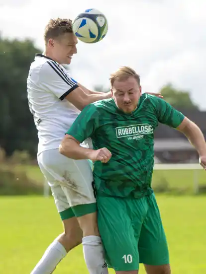 Fabio van Dinther (rechts) erzielte beim 5:1-Sieg von Armnia Freißenbüttel drei Tore.