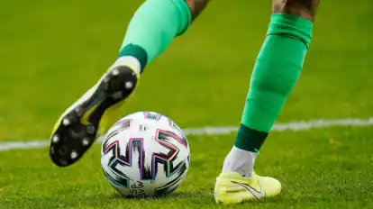Ein Fußballspieler spielt den Ball.