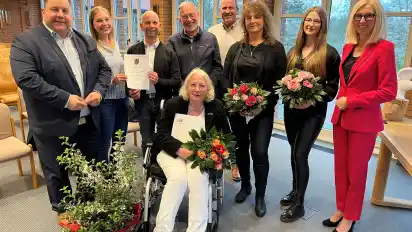 Sonja Eden (vorne) ist Weyherin des Jahres 2022. Ina Pundsack-Bleith (rechts) und Bürgermeister Frank Seidel (hinten, von links) zeichneten zudem, Birthe Harzmeyer, Sven Klopotek, Heiko Janßen und Bernd Daneke (alle Nabu), Birgit und Ninja Sündermann aus.