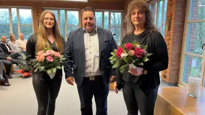 Frank Seidel ehrte Ninja (links) und Birgit Sündermann für ihr beherztes Eingreifen als Ersthelferinnen bei einem schweren Verkehrsunfall.