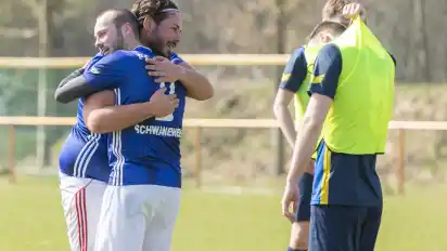 Konnten nach zwei Niederlagen wieder jubeln: Die Kicker des FC Hansa Schwanewede II (hier mit Kevin Schade und Maik Pydde).