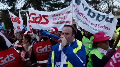 Mitglieder verschiedener Berufsgruppen bei einer Protestaktion der Dienstleistungsgewerkschaft Verdi in Berlin.