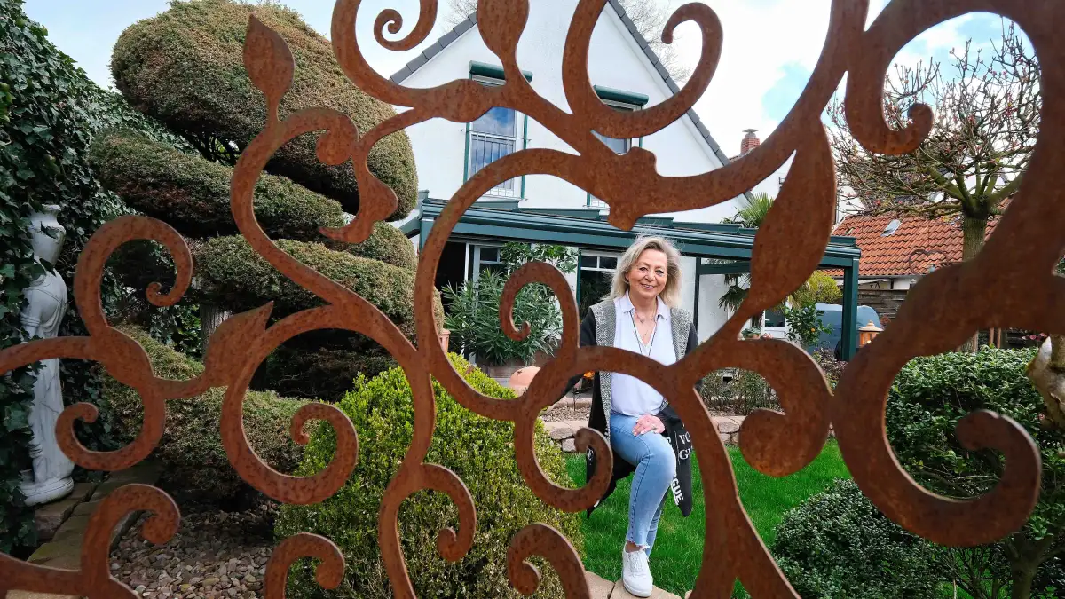 Helga Beyer erfreut sich in Delmenhorst an ihrem Garten