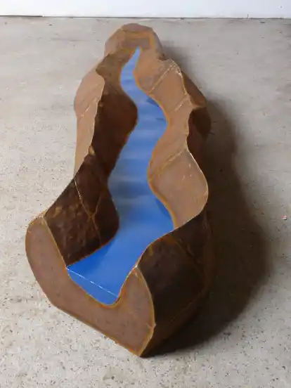 Diese Skulptur trägt den Titel "Fluss, das Meer nicht mehr erreichend".