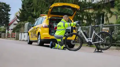 ADAC-Pannenhelfer Maik Musculus leistet Pannenhilfe an einem E-Bike.