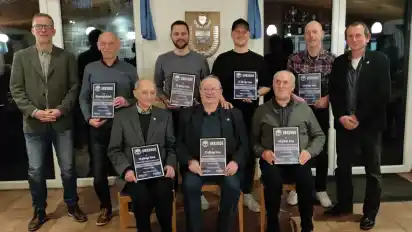 Die Geehrten: Marco Taube, Günter Müller, Sebastian Stelljes, Fabian Böttjer, Detlef Müller und Ralf Brase (hinten, von links) sowie Manfred Böttjer, Hans-Hermann Böttjer und Günter Wendelken (vorn, von links).