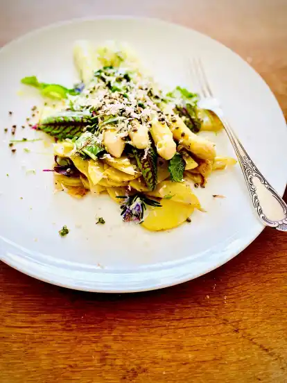Frisch vom Feld: Spargel aus der Region mit jungen Kartoffeln und Hanf