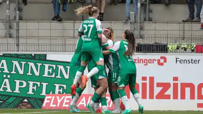 Grün-weiße Jubeltraube: Werders Spielerinnen feiern den Führungstreffer durch Ricarda Walkling.