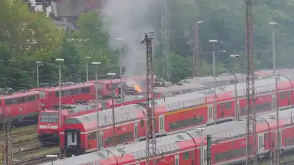 Am Hauptbahnhof brennt eine Lokomotive.
