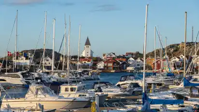 Im Hafen von Tjörn kann man in einem Restaurant essen und das Treiben der Segelboote beobachten.