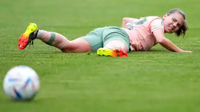 Werder am Boden - in Hoffenheim, aber nicht in der Frauen-Bundesliga: Hier schaut Rieke Dieckmann dem Ball eher skeptisch hinterher.