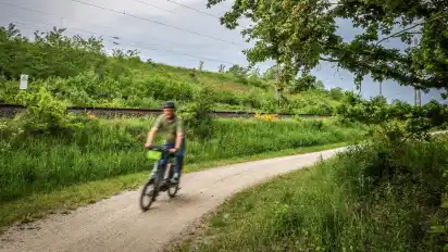 Die Schotterpiste entlang der Gleise soll zu einem vier Meter breiten Radweg und einem zwei Meter breiten Fußweg ausgebaut werden.