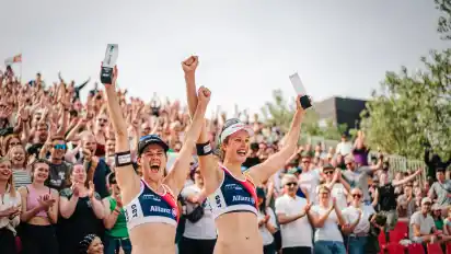 Die Beachvolleyballerinnen Cinja Tillmann (links) und Svenja Müller ließen sich am Sonntag vom Bremer Publikum für ihren Turniersieg feiern.