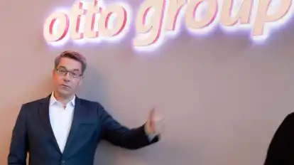 Alexander Birken, Vorstandsvorsitzender der Otto Group, hat keine gute Nachrichten. Die hohe Inflation und die Konsumflaute nach dem russischen Angriff auf die Ukraine haben die Otto Group in die roten Zahlen gedrückt.