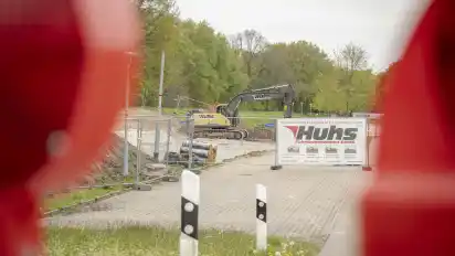 Bei den Arbeiten für die Erweiterung des Feuerwehrhauses in Uphusen haben Arbeiter Altlasten im Boden gefunden. Eine Probe der Stoffe wird derzeit untersucht.