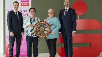 Das goldene Steuerrad für die Unternehmerinnen des Jahres vom Dichtungs-Marktführer Doyma (von links): Michael Kleine, Vorsitzender "Die Familienunternehmer", die Preisträgerinnen Kerstin Ihlenfeldt-Wulfes und Tanja Kraas sowie der Firmenvorstand der Sparkasse Bremen, Klaus Windheuser, Vorstandsmitglied der Sparkasse Bremen.