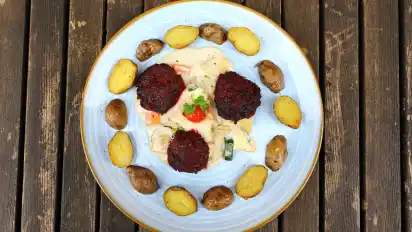 Ganzjährig ist Rote Bete ein Genuss. Die vielseitige Knolle kommt in diesem Rezept als Bratling auf den Teller. Dazu passen Drillingskartoffeln und sommerliches Gemüse in Sahnesoße.