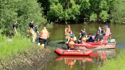Die Feuerwehr war mit mehreren Booten auf der Wümme im Einsatz, um den Schülern zu helfen.