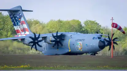 Der Transportflieger A400M der Bundeswehr steht auf dem Gelände des Taktischen Luftwaffengeschwaders 73 „Steinhoff“.