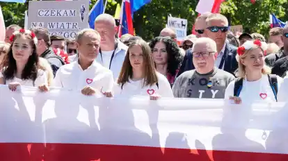 Oppositionspolitiker Donald Tusk (2.v.l.) nimmt an der Seite von Polens Ex-Präsident Lech Walesa (2.v.r.) und weiterenn Demonstranten an einem Protest gegen die Politik der PiS-Regierung teil.