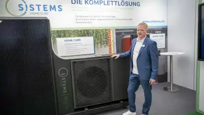 Axel Rarbach von der Firma Sistems stellt auf der Messe in Seckenhausen eine Komplettlösung für eine Wärmepumpe vor.